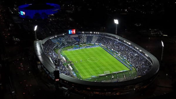 ¿Corte Constitucional ordena cambios en El Campín? Millonarios, en la mira por la libertad de expresión de los hinchas