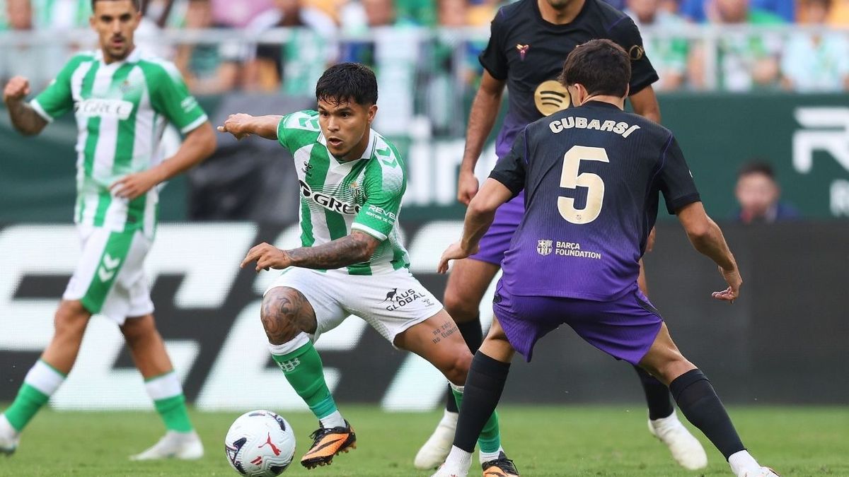 Cucho Hernández sufrió una lesión muscular y será baja del Betis en Champions League.