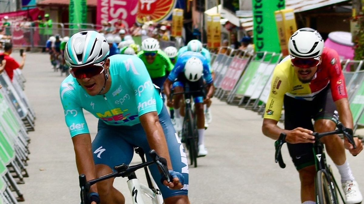 Un toro corrió junto a los ciclistas del Clásico RCN.