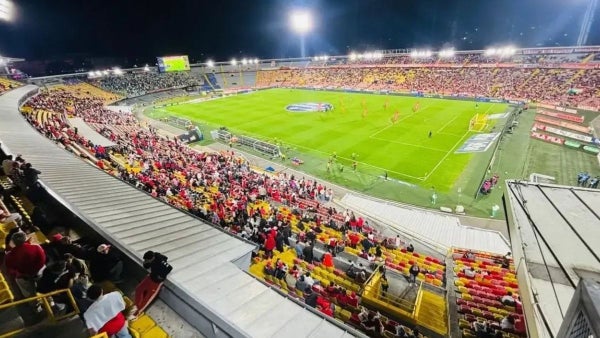 ¡Insólito en El Campín! Tuvieron que arreglar la grama en pleno partido de Santa Fe