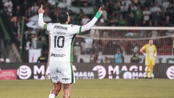 [VIDEO] Edwin Cardona, directo al Puskás: golazo de media cancha da la vuelta al mundo