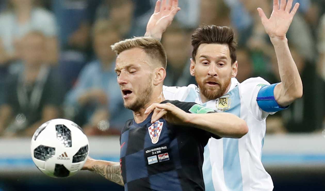Rakitic disputan un balón con Lionel Messi