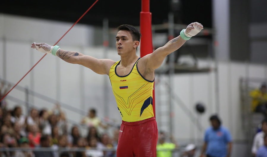 Jossimar Calvo se colgó el metal dorado en la modalidad de barra fija