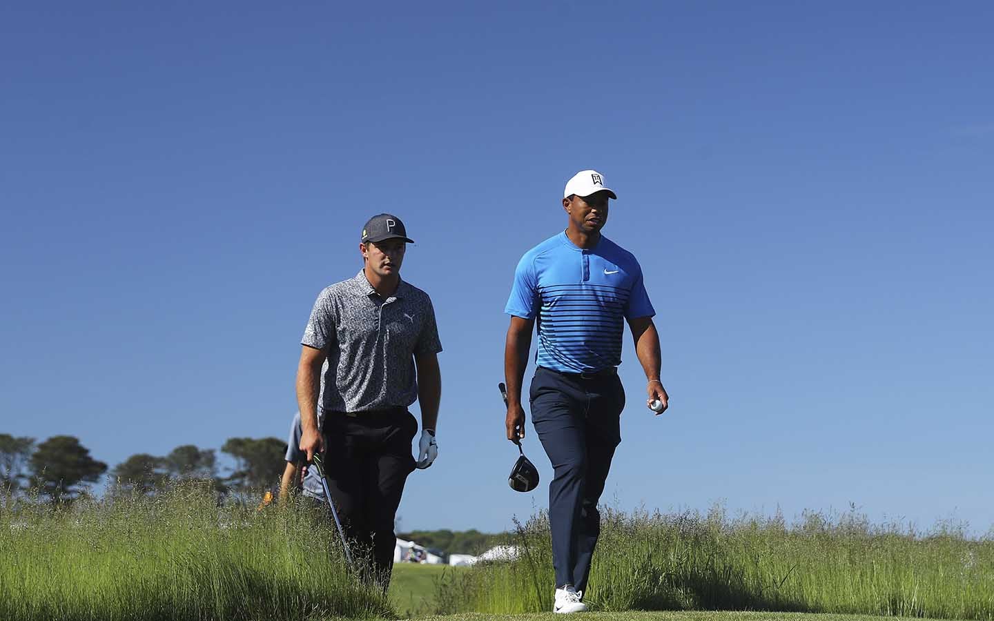 Bryson Dechambeau y Tiger Woods en el US Open 2018