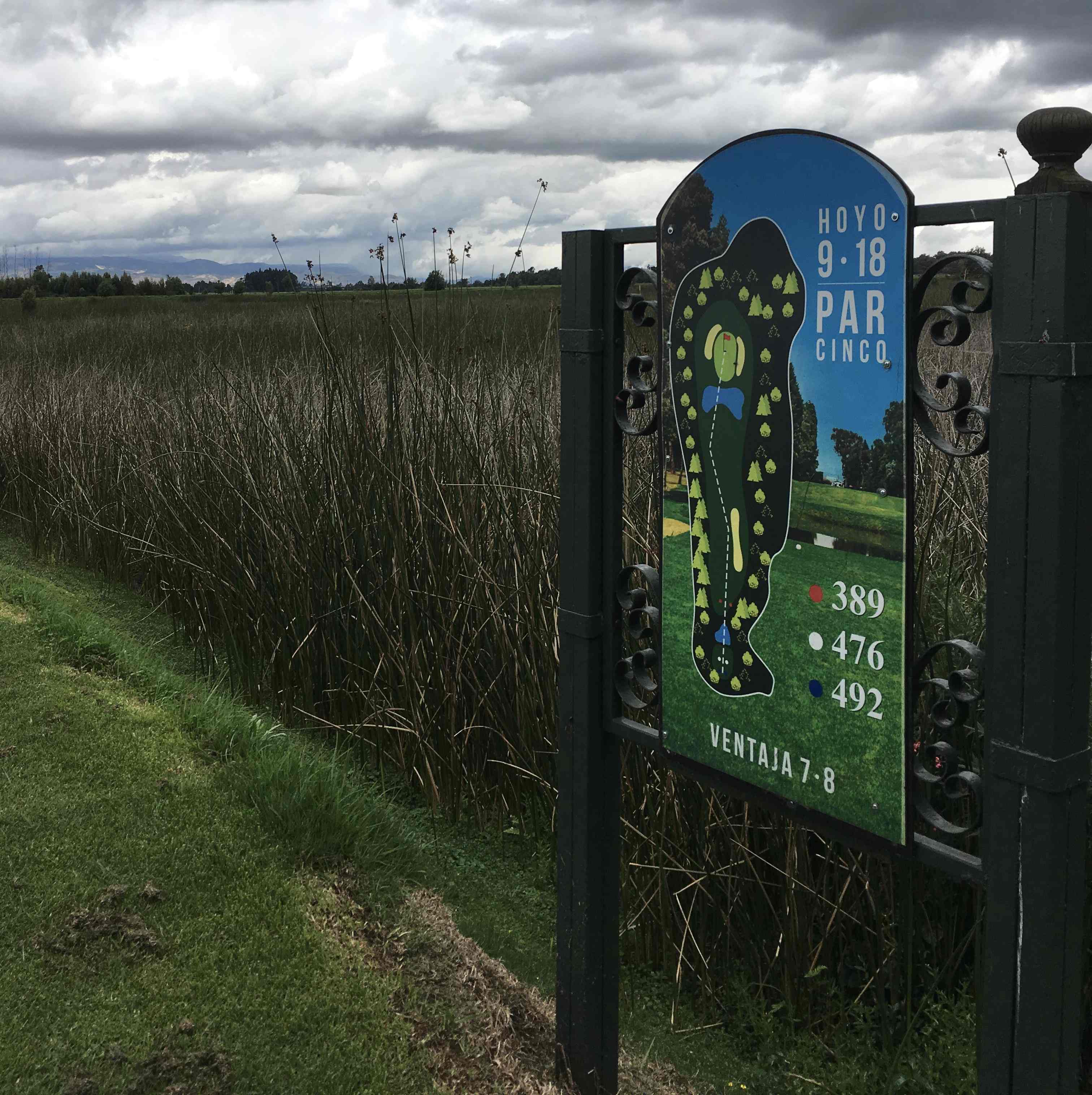 Tee del hoyo nueve del campo público de golf La Florida en Bogotá.