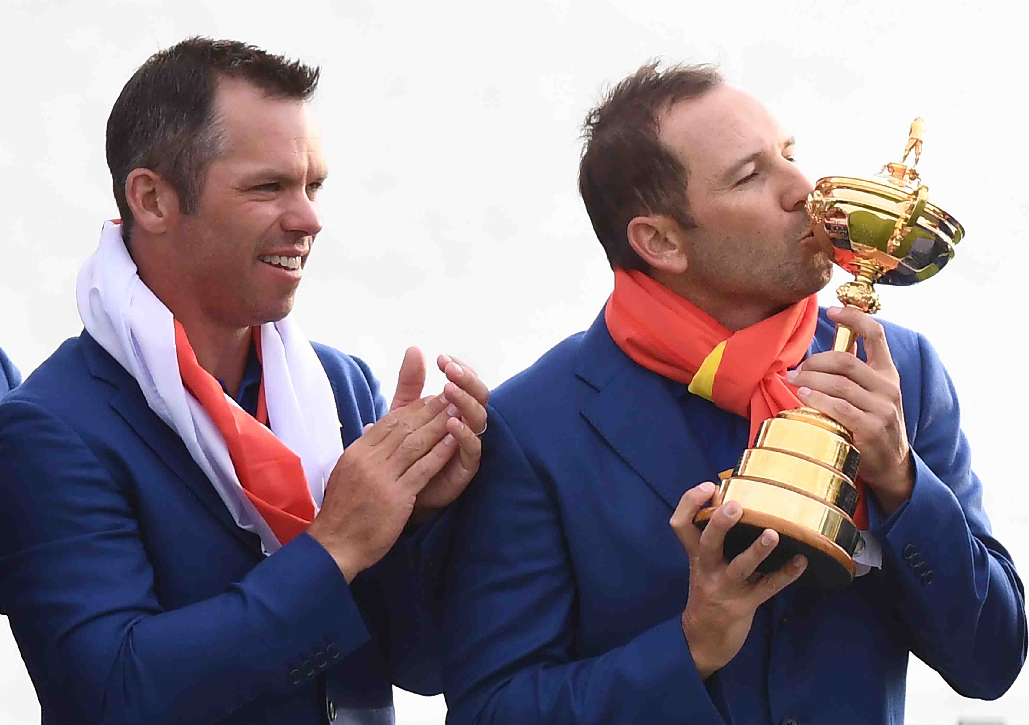 Sergio García besa la Ryder Cup y celebra junto a Paul Casey.