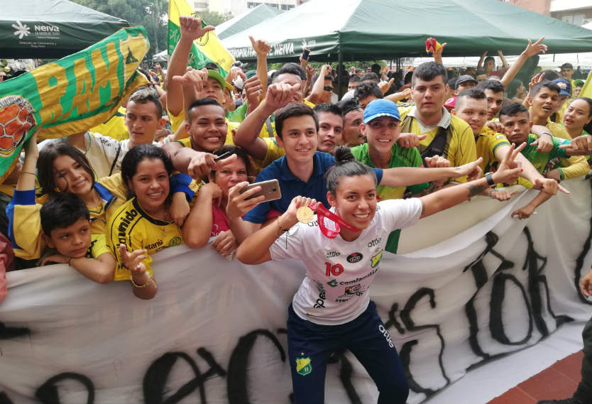 Fanáticos recibieron a las campeonas de la Copa Libertadores.