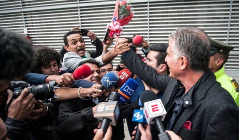 Carlos Queiroz recibiendo un ramo de rosas de un ciudadano iraní en el aeropuerto El Dorado de Bogotá.