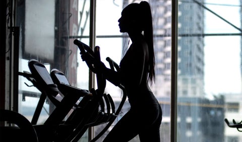 Montar en bicicleta, correr, nadar y bailar, también pueden ayudar a reducir la celulitis