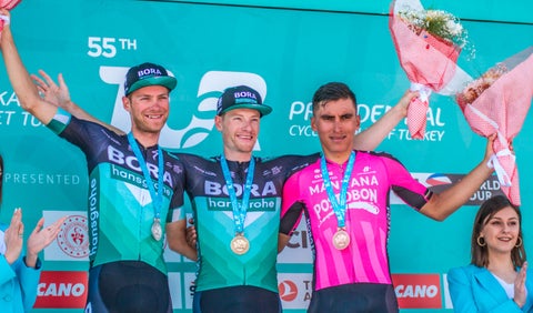 Jonathan Restrepo junto a Sam Bennet y Felix Grossschartner