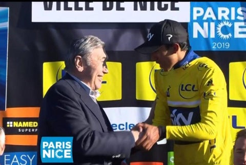 Eddy Merckx y Egan Bernal en la París Niza de 2019