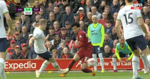 Dura patada a Luis Díaz en el Liverpool vs Tottenham