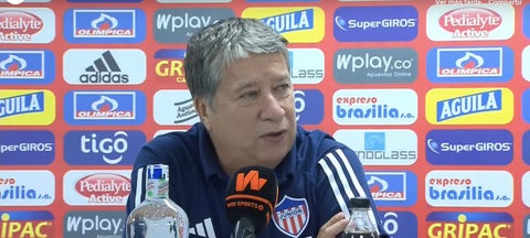 Bolillo Gómez en rueda de prensa con Junior de Barranquilla