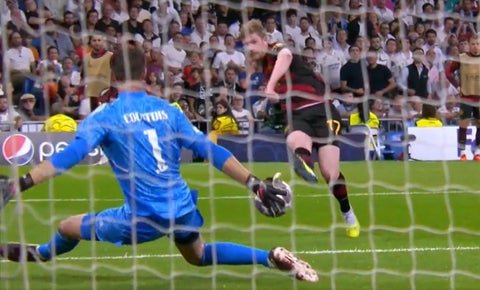 Thibaut Courtois salvando del empate al real Madrid ante Manchester City