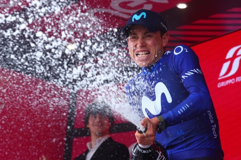 Einer Rubio celebrando su victoria de etapa en el Giro de Italia 2023