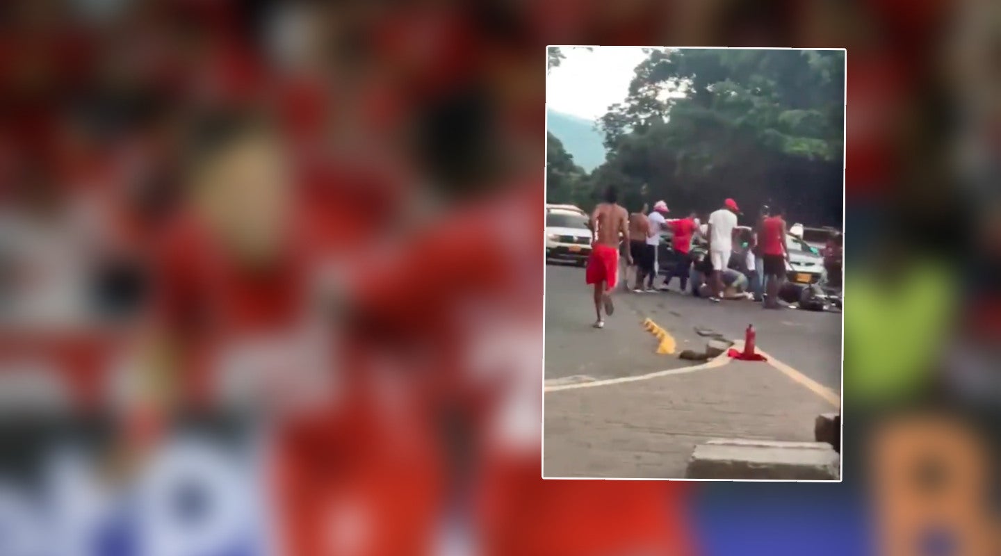 Hinchas de América agrediendo a una persona que iba con camiseta del Cali