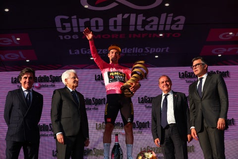 Primoz Roglic celebrando el título del Giro de Italia 2023