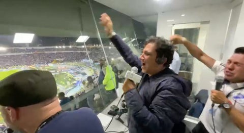 Antonio Casale celebrando tras el título de Millonarios ante Nacional