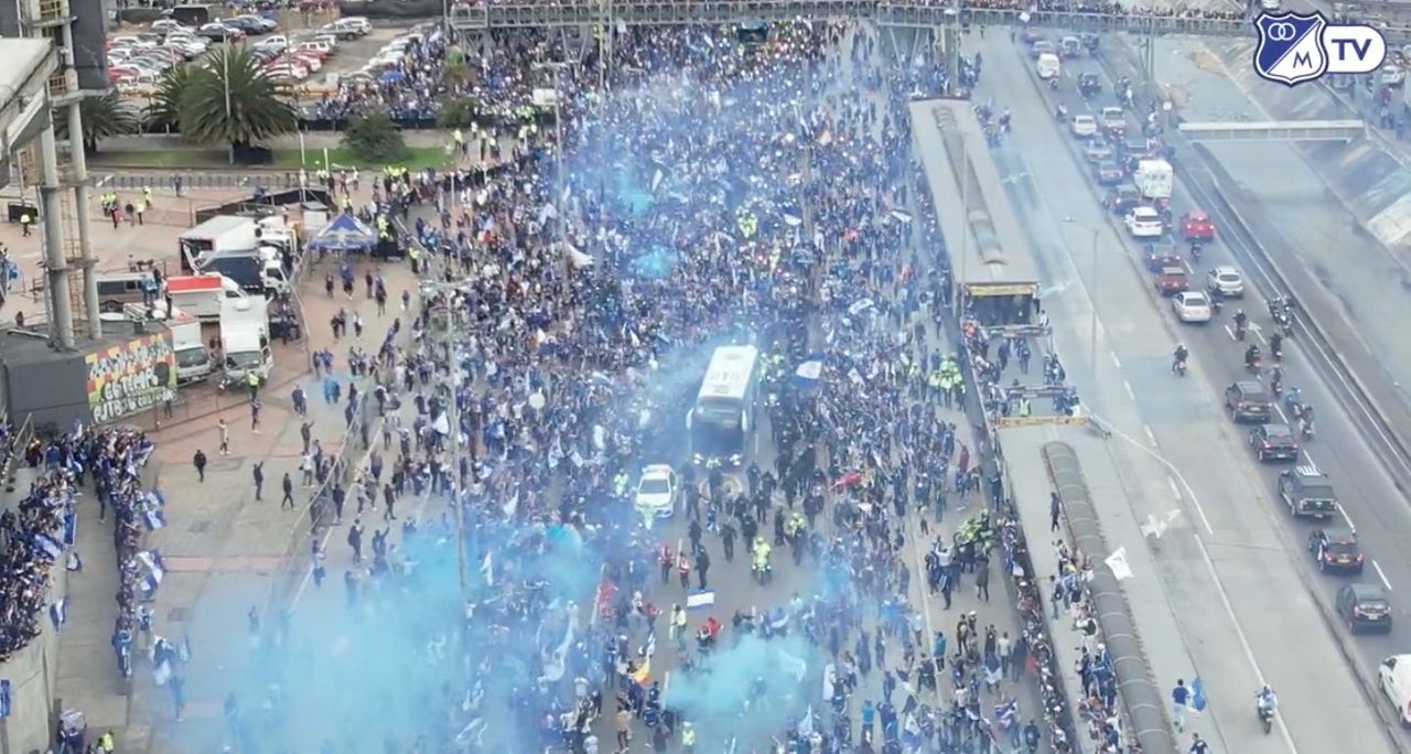 Recibimiento de hinchas a Millonarios antes de la final ante Nacional