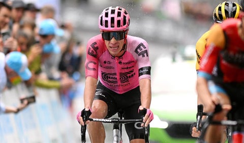 Rigoberto Urán en una etapa del Tour de Suiza 2023