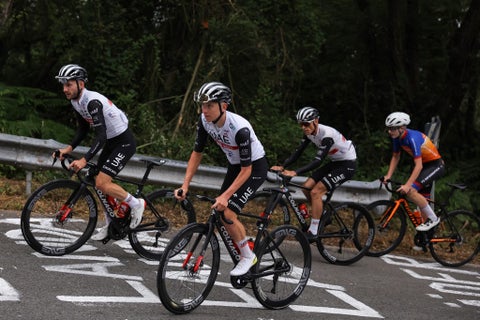 Pogacar entrenando con el UAE antes del Tour de Francia
