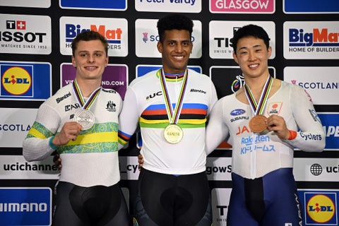Kevin Quintero con el oro como campeón mundial del keirin
