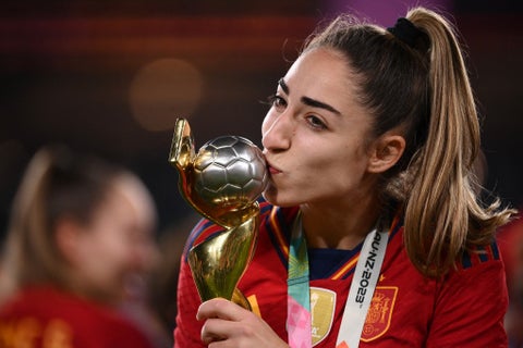 Olga Carmona celebrando el título de España en el Mundial femenino