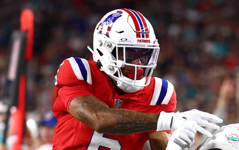 Christian González, de Patriots, en el partido ante Dolphins de NFL