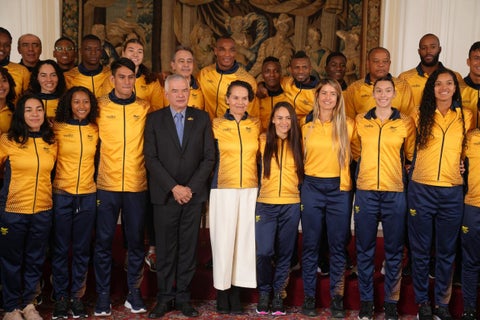 Gobierno colombiano entrega la bandera a deportistas que viajan a los Panamericanos
