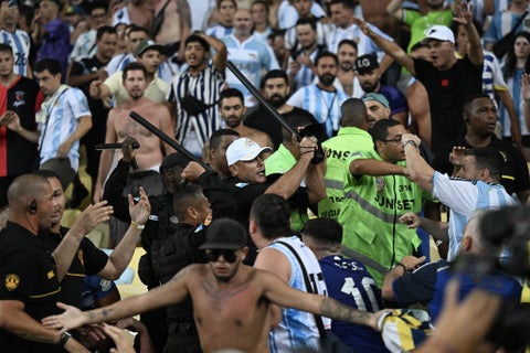 Pelea entre hinchas argentinos y policías brasileños en las eliminatorias