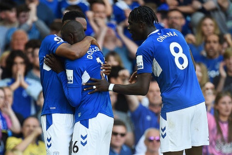 Everton fue castigado con 10 puntos en la Premier League
