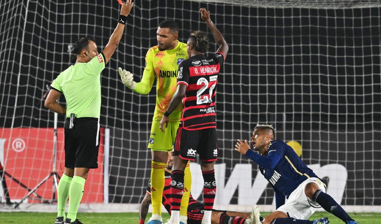 Expulsión de Larry Vásquez en Copa Libertadores