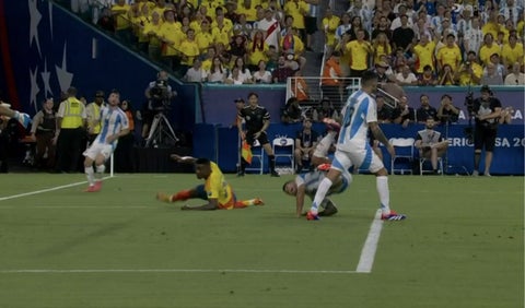 Final Colombia vs Argentina: Jhon Córdoba se llevó la primera amarilla