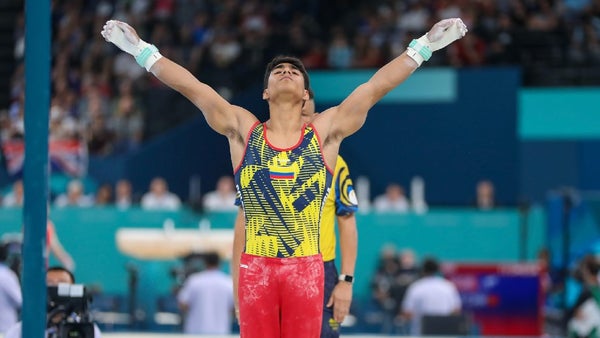 VIDEO - Ángel Barajas sufrió caída en la final de la barra fija en el Mundial de gimnasia