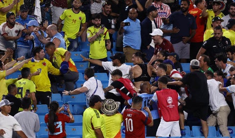 Pelea jugadores de Uruguay con hinchas de Colombia