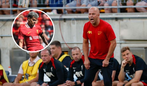 Arne Slot, técnico de Liverpool y Luis Díaz