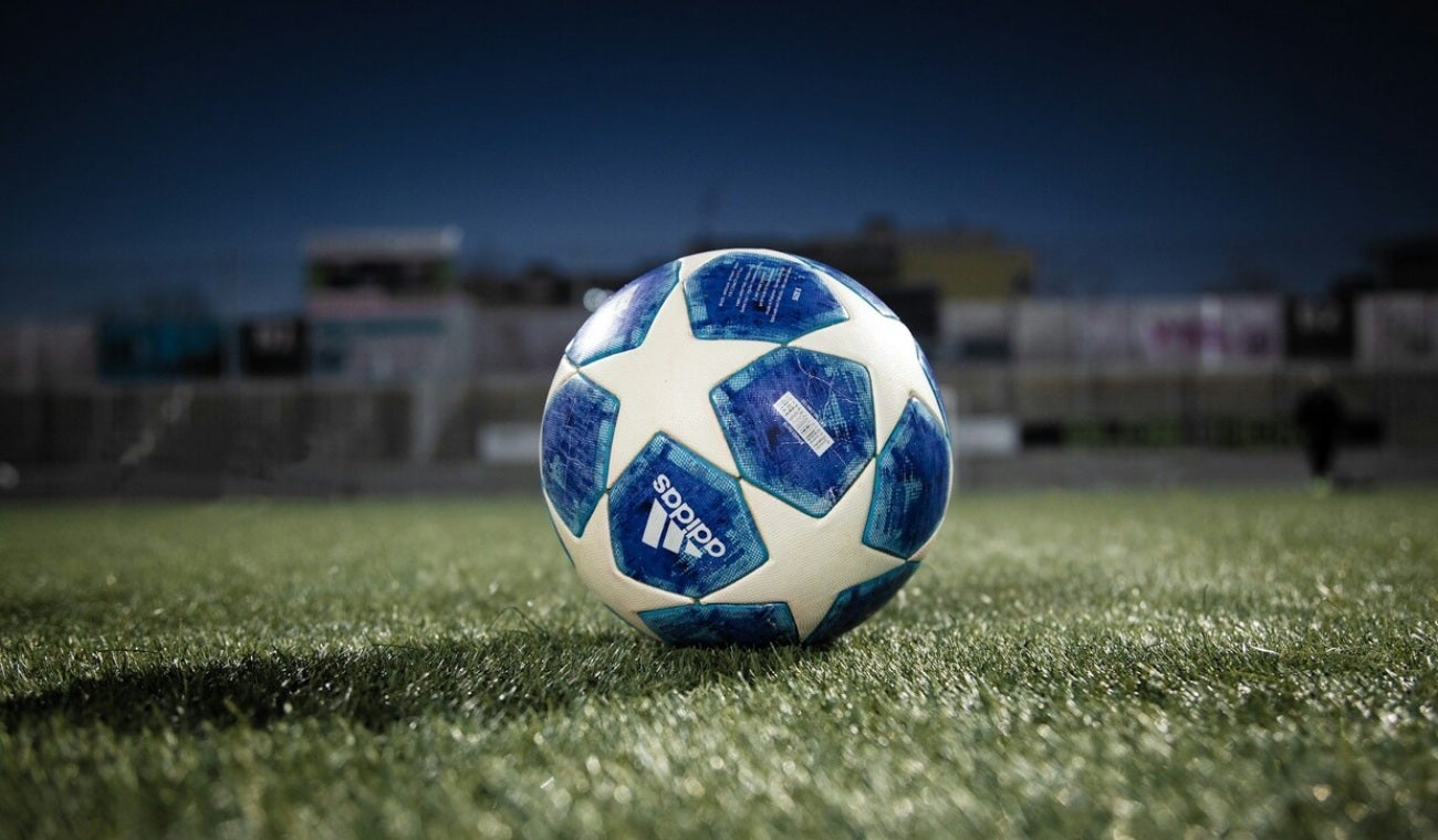 Balón de fútbol en la cancha