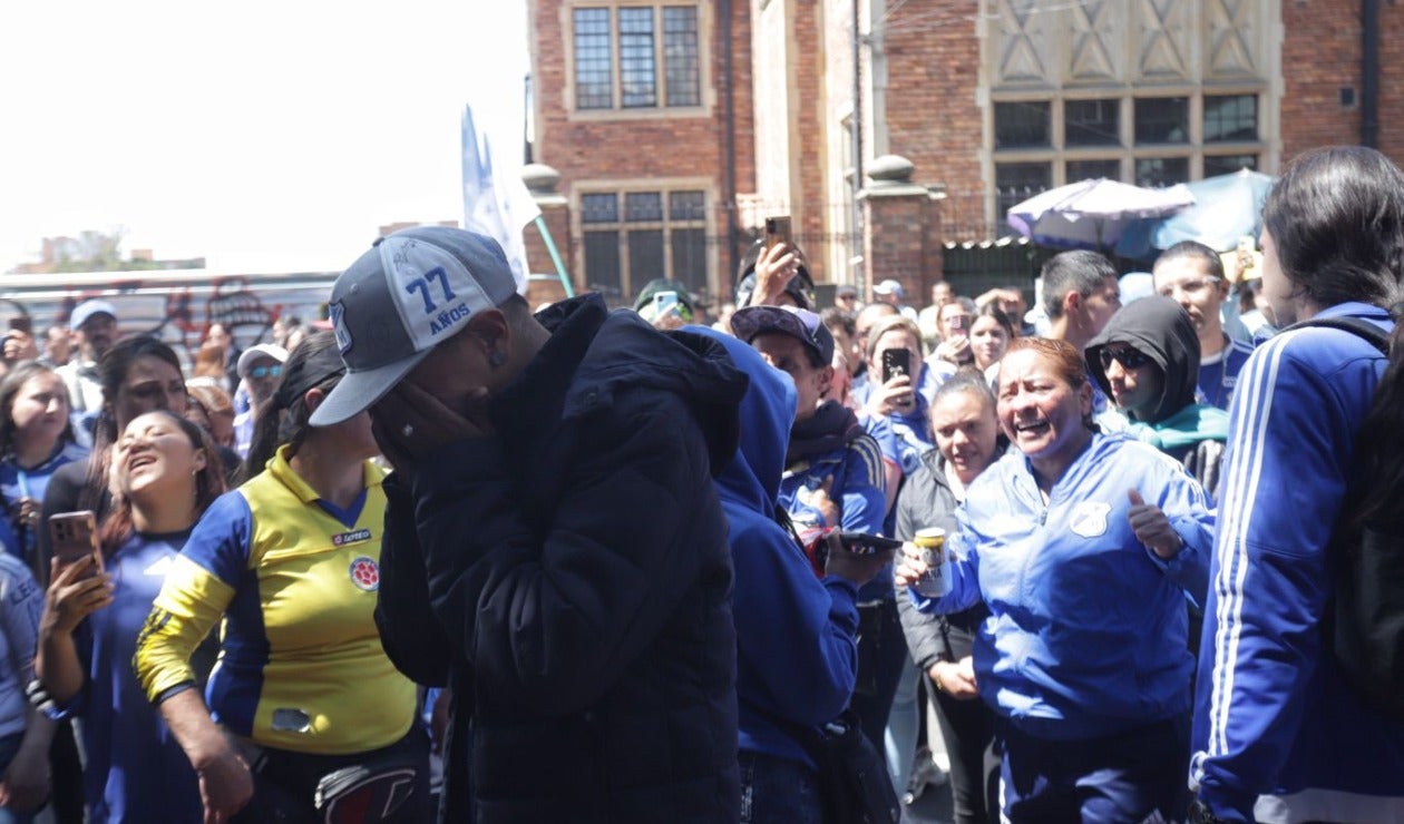 Hinchas se despiden de Javier Acosta