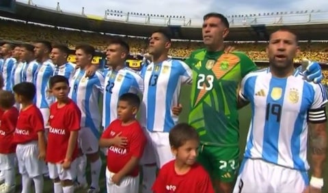 Jugadores de Argentina cantando el himno