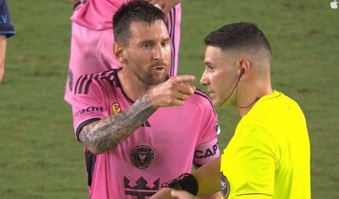 Lionel Messi insulta a un árbitro