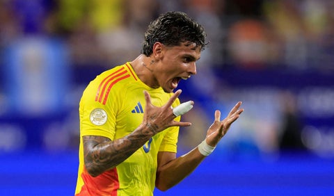 Richard Ríos le regaló gorra de Selección Colombia a un niño