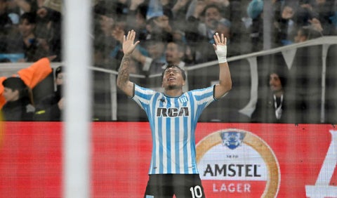 Roger Martínez celebrando gol