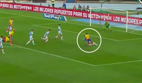 El VAR le dio la mano a Colombia ante Argentina: video del penal