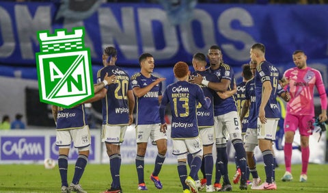 Jugadores de Millonarios y escudo de Nacional