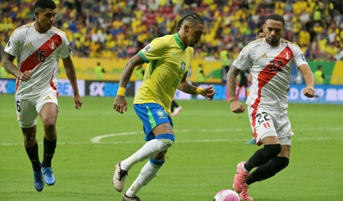 Jugadores de Brasil y Perú