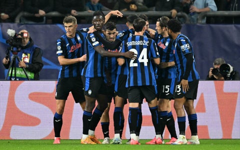 Futbolistas de Atalanta en partido de Champions 2024-2025