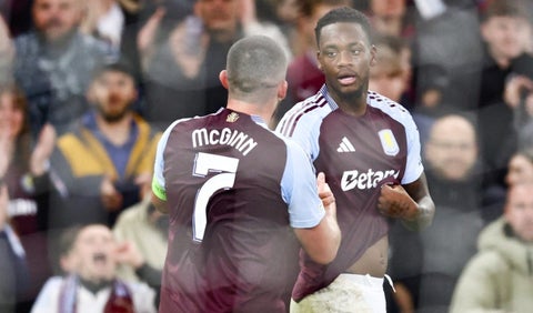 McGinn y Jhon Durán, futbolistas del Aston Villa