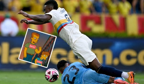 Jhon Córdoba en duelo contra Chile