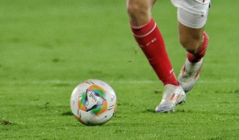 Balón Liga Betplay en partido de Santa Fe