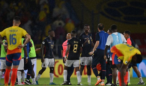 Jugadores de Ecuador y Colombia